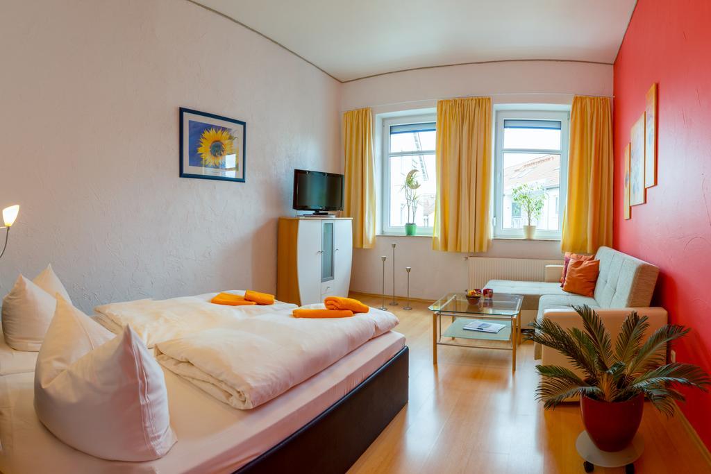 Hotel Am Mueritzhafen Garni Варен Экстерьер фото