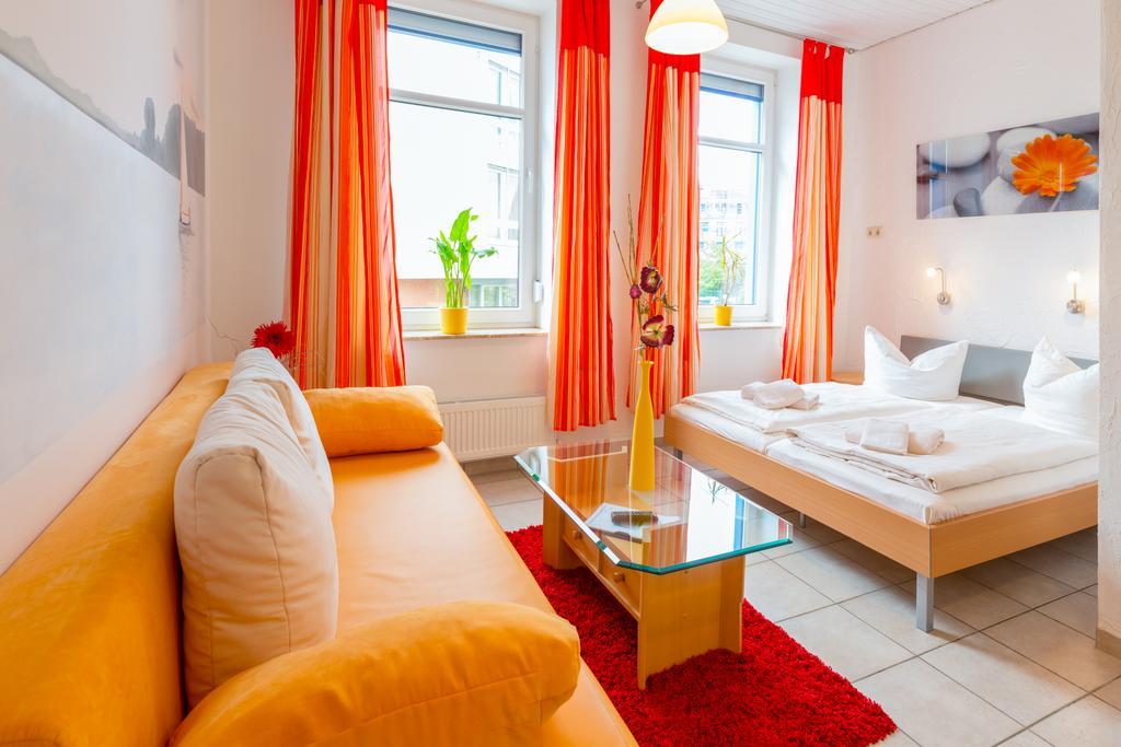Hotel Am Mueritzhafen Garni Варен Экстерьер фото