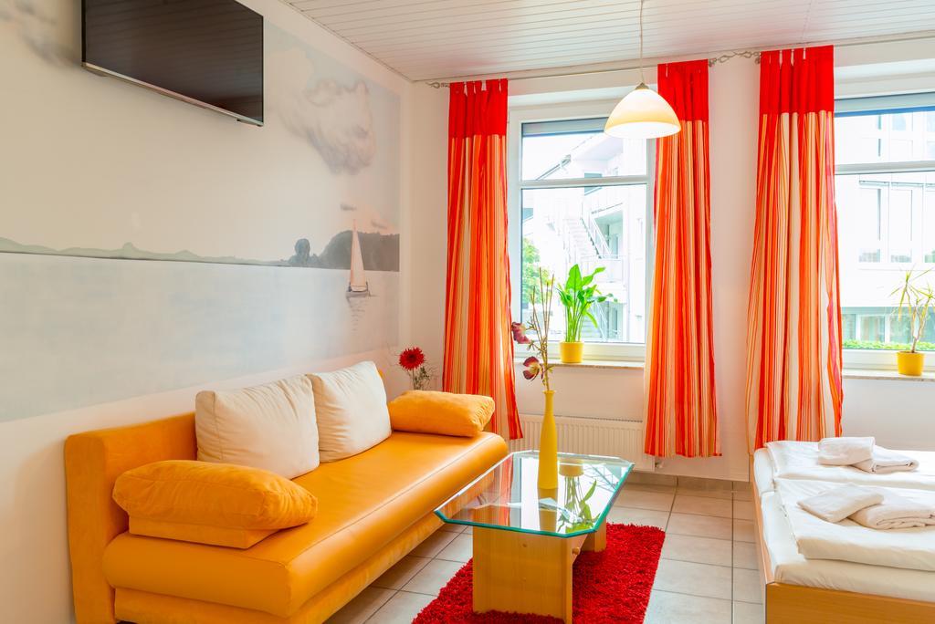 Hotel Am Mueritzhafen Garni Варен Экстерьер фото