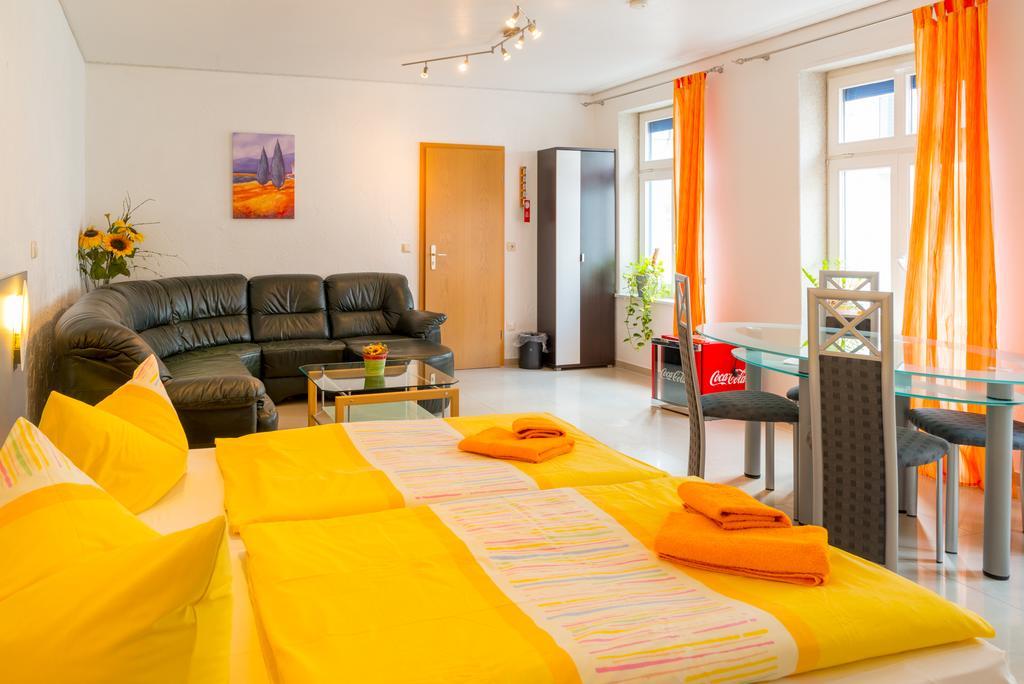 Hotel Am Mueritzhafen Garni Варен Экстерьер фото