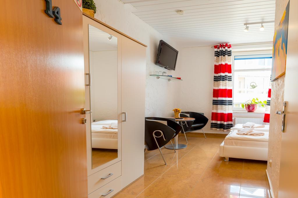 Hotel Am Mueritzhafen Garni Варен Экстерьер фото