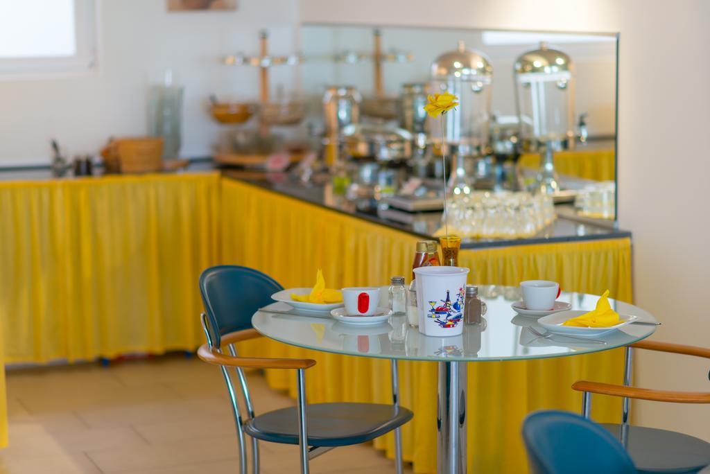 Hotel Am Mueritzhafen Garni Варен Экстерьер фото
